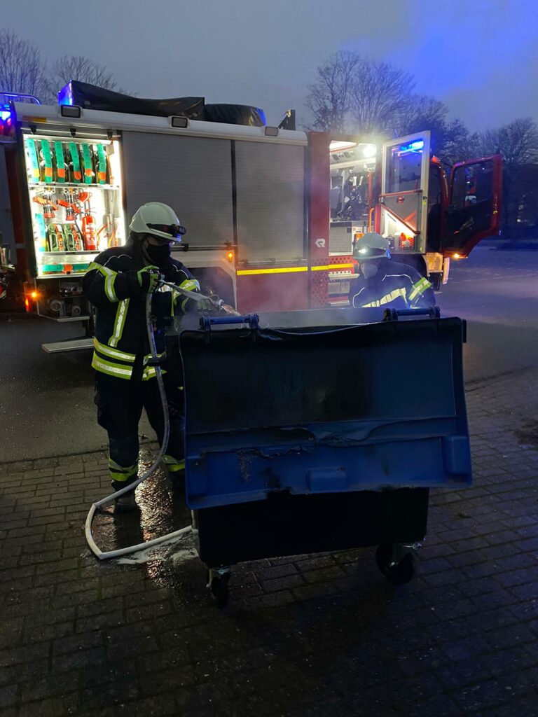 Müllcontainer an der Grundschule Schneppenbaum brannte wieder