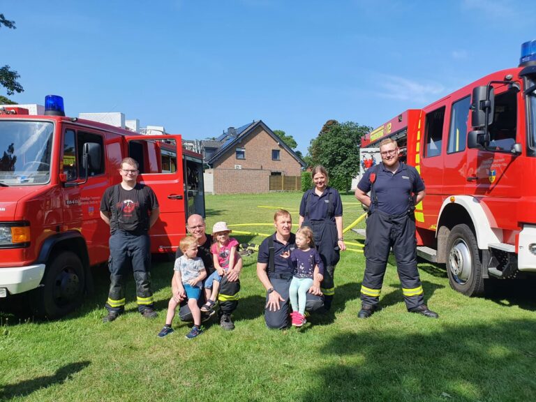 Probesitzen im Löschfahrzeug – Freiwillige Feuerwehr Bedburg-Hau besucht den Kindergarten Lebenswiese