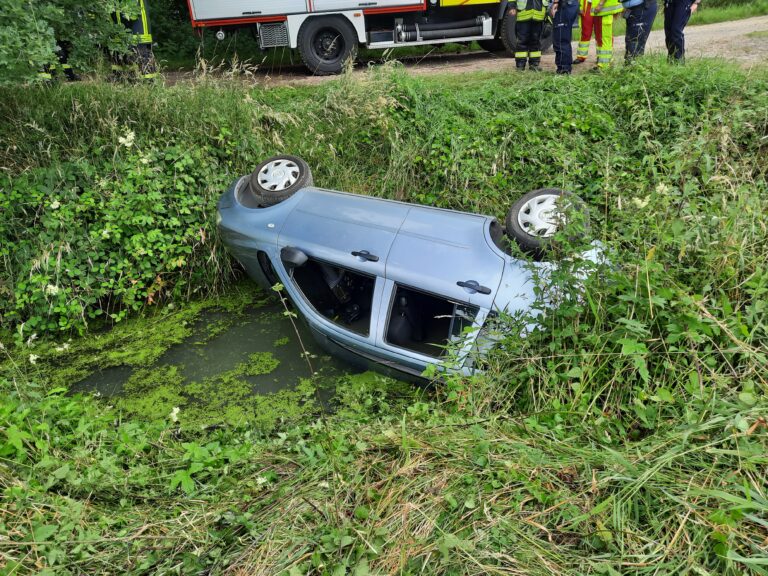 Auto in Wassergraben gerutscht – Fahrerin unverletzt befreit