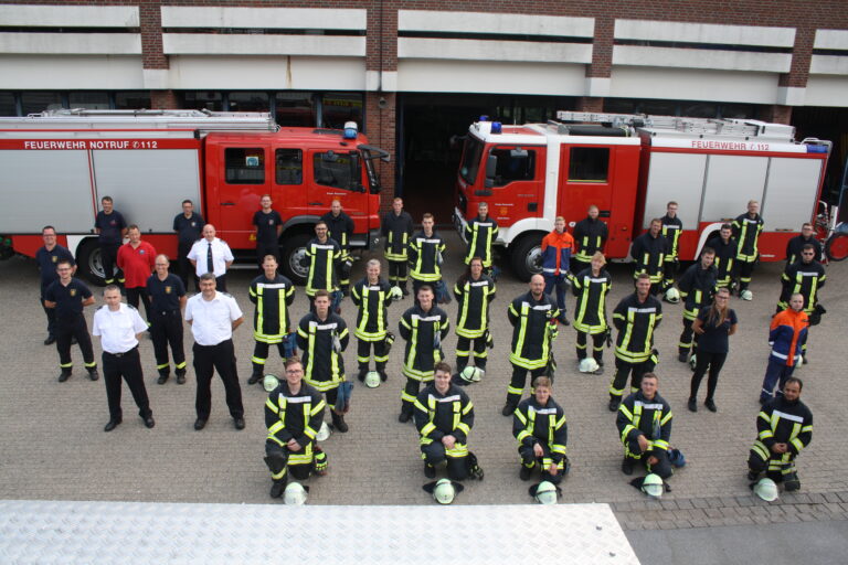 Neue Feuerwehr-Frauen und -Männer für Kleve und Kranenburg in „Hybrid-Lehrgang“ ausgebildet