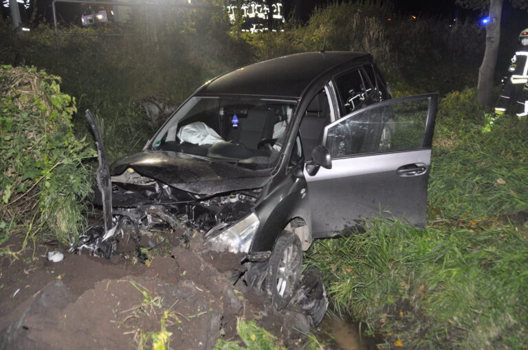 Verkehrsunfall: Auto landet in Wassergraben