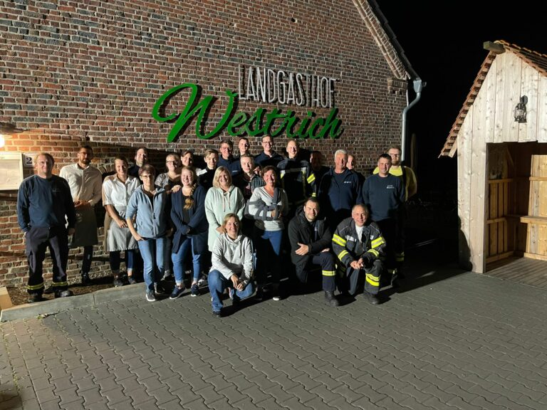 Freiwillige Feuerwehr Bedburg-Hau und Restaurantmitarbeiter trainieren gemeinsam