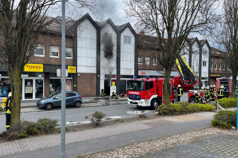 Kellerbrand in Goch: 5 Personen kamen ins Krankenhaus – Feuerwehrmann bei Löscharbeiten verletzt
