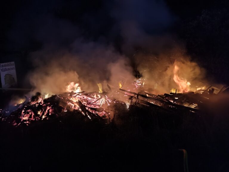 Hau: Flächenbrand – Feuerwehrmann wird bei Löscharbeiten verletzt