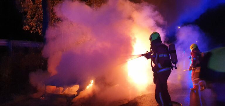 Weeze: PKW Brände halten die Feuerwehr in der Nacht zu Mittwoch erneut auf Trab