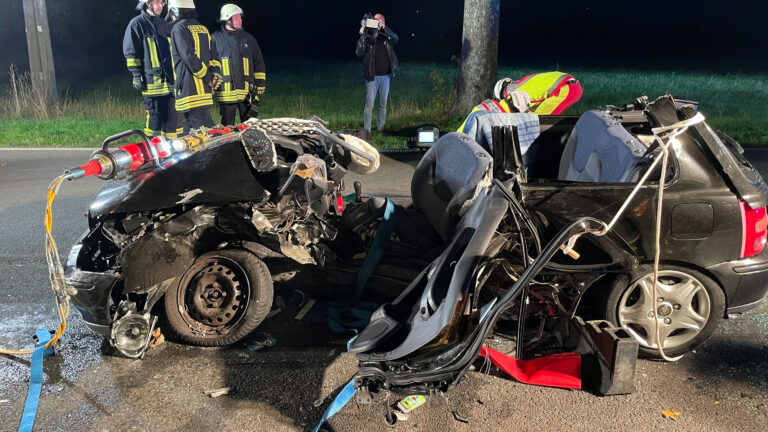 Pfalzdorf: Autofahrerin lebensgefährlich verletzt